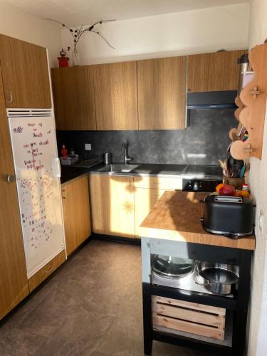 Una cocina o cocineta en Lescha C2C