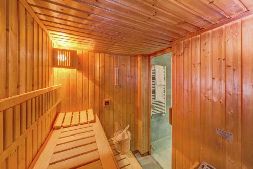 a wooden sauna with a bench in a room at Hilton Garden Inn Stuttgart NeckarPark in Stuttgart