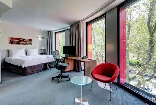 Postel nebo postele na pokoji v ubytování Hilton Garden Inn Stuttgart NeckarPark