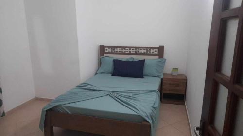 1 dormitorio con 1 cama con edredón azul en Stay at Kety's en Praia