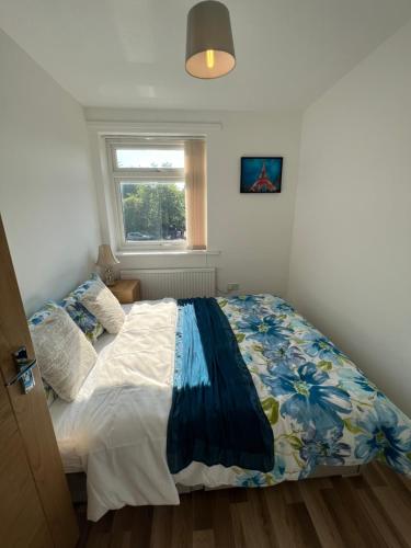 Een bed of bedden in een kamer bij House in the Heart of Manchester