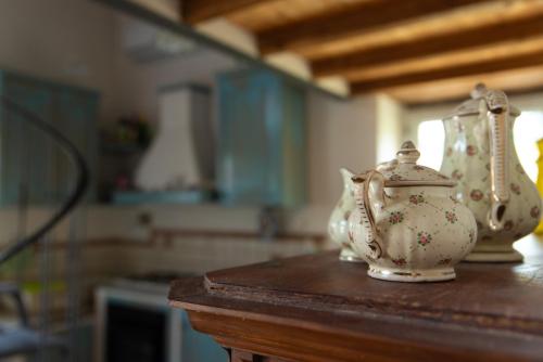 zwei Vasen auf einem Tisch in einer Küche in der Unterkunft Opera d'Oro in Piegaro