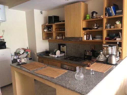 eine Küche mit einer Theke und einem Herd Top-Backofen in der Unterkunft Appartement meublé à louer in Settat