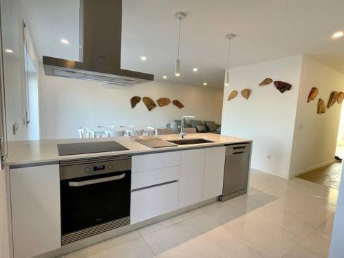 a kitchen with a sink and a stove top oven at Quarto duplo com casa de banho exclusiva no Porto in Porto