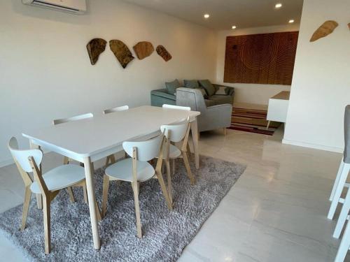 a white table and chairs in a living room at Quarto duplo com casa de banho exclusiva no Porto in Porto