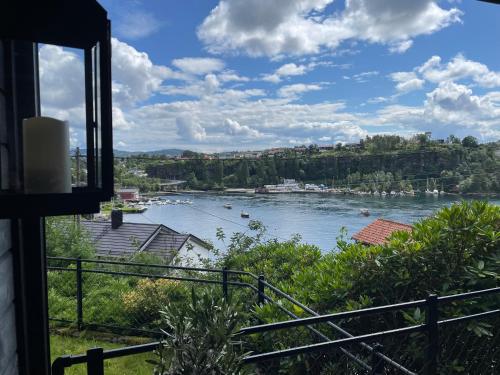 - Balcón con vistas al río en Apartments Bergen with sea view! en Bergen
