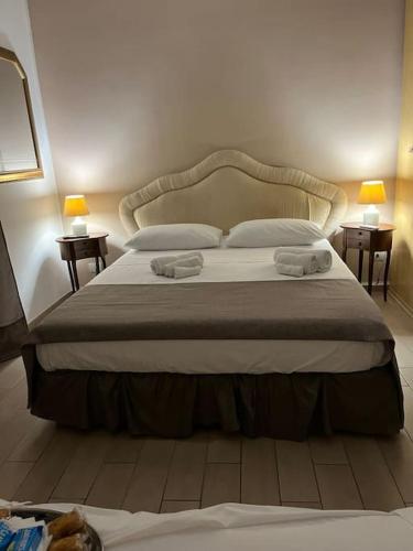 una camera da letto con un grande letto con due asciugamani di Monolocale al centro di Napoli A' fenestrella a Napoli