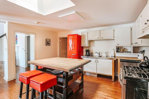 cocina con mesa y nevera roja en North Central Loft, en Staunton