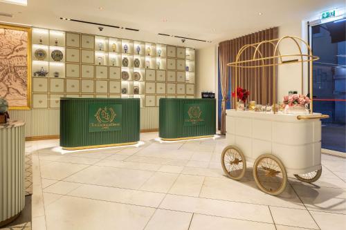 The Emerald House Lisbon - Curio Collection By Hilton في لشبونة: يوجد متجر بعربة في وسط الغرفة