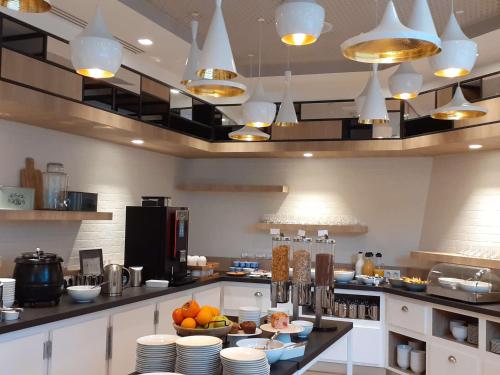 Kuchyň nebo kuchyňský kout v ubytování Hilton Garden Inn Paris Massy