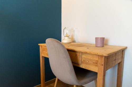 a wooden desk with a chair in front of it at LA ALCOBA DE SAYAGO in Bermillo de Sayago