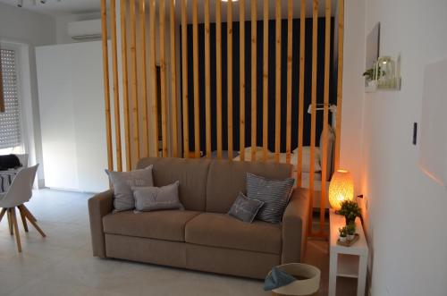a living room with a couch and a table at Open Space Centralissimo Nettuno fronte Porto in Nettuno