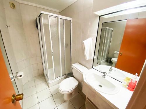 特木科的住宿－提爾拉德爾蘇爾酒店，一间带卫生间、水槽和镜子的浴室