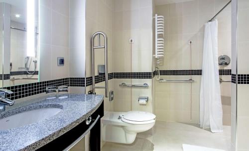 y baño con aseo, lavabo y ducha. en Hampton by Hilton Gdansk Airport en Gdańsk-Rębiechowo