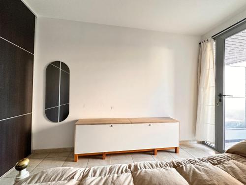 a bedroom with a bed and a mirror on the wall at Departamento Ecofriendly excelente ubicación in Cordoba