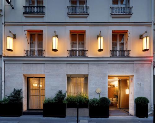 une façade de bâtiment avec fenêtres et lumières dans l'établissement Le Belgrand Hotel Paris Champs Elysees, Tapestry By Hilton, à Paris