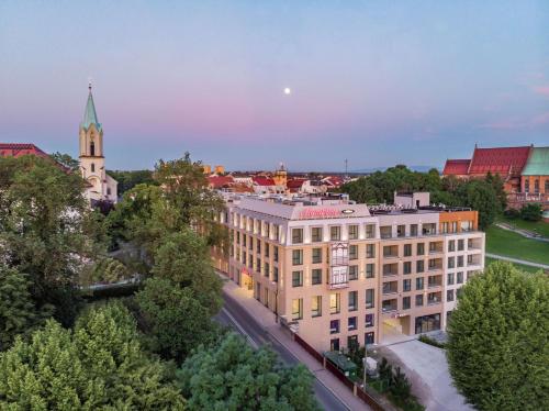 widok z powietrza na budynek w mieście w obiekcie Hampton by Hilton Oswiecim w Oświęcimiu