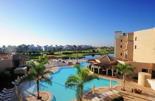 uma vista panorâmica de um resort com uma piscina em Doubletree By Hilton La Torre Golf Resort em Roldán