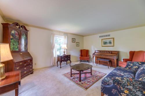 Posezení v ubytování Family-Friendly West Chester Twp Home with Pool!