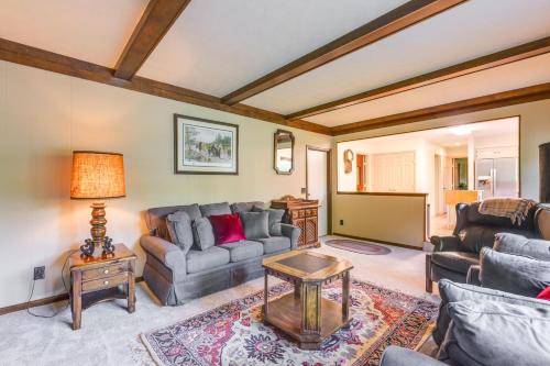Posezení v ubytování Family-Friendly West Chester Twp Home with Pool!