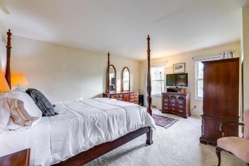 Postel nebo postele na pokoji v ubytování Family-Friendly West Chester Twp Home with Pool!