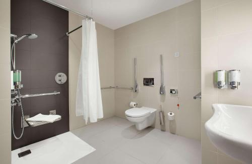 y baño con aseo y lavamanos. en Hampton By Hilton Lublin en Lublin