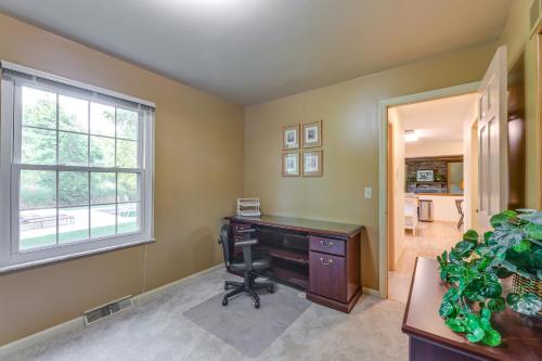 Kuchyň nebo kuchyňský kout v ubytování Family-Friendly West Chester Twp Home with Pool!