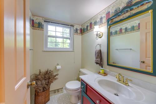 baño con lavabo y aseo y ventana en Family-Friendly West Chester Twp Home with Pool!, en West Chester