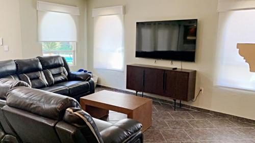 TV a/nebo společenská místnost v ubytování Villa Sonari 1, Great house 1 inside a private complex of 4 by Kivoya