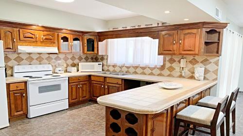 Kuchyň nebo kuchyňský kout v ubytování Villa Sonari 1, Great house 1 inside a private complex of 4 by Kivoya