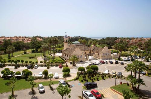 イスランティージャにあるDoubleTree by Hilton Islantilla Beach Golf Resortの駐車場付き教会空見