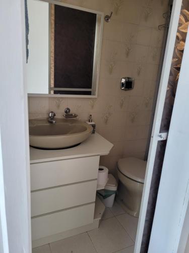 łazienka z umywalką i toaletą w obiekcie Suíte com sala de estar w mieście Lages