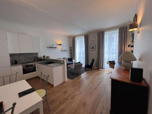 Una sala de estar con cocina y sala de estar. en Le Pawlina, en Nantes