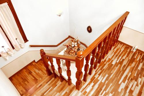 a stairway with a wooden rail and wooden floors at Agriturismo La Foscarina in Vescovana