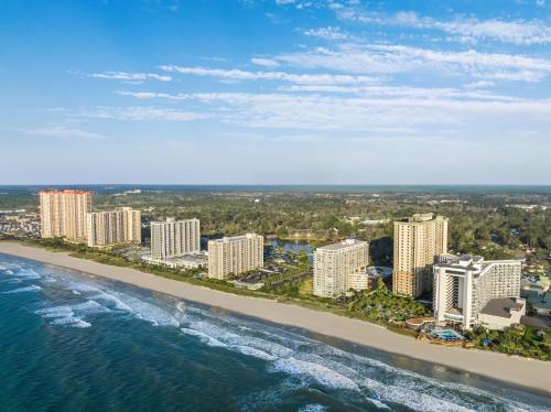 una vista aérea de la playa y los edificios en Embassy Suites by Hilton Myrtle Beach Oceanfront Resort en Myrtle Beach