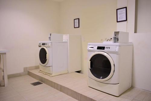 a washing machine and a dryer in a room at Hampton Inn by Hilton Ciudad del Carmen in Ciudad del Carmen