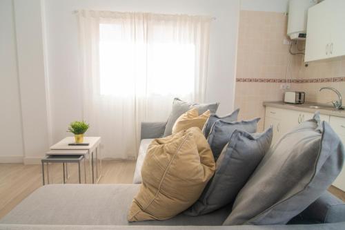 - un tas d'oreillers assis sur un lit dans la cuisine dans l'établissement Alojamiento Guayarmina, à La Restinga