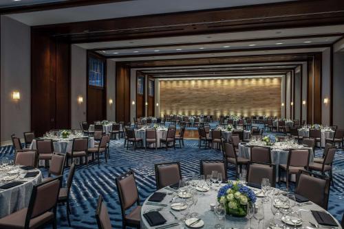 a large ballroom with tables and chairs in a room at Hilton Guadalajara Midtown in Guadalajara