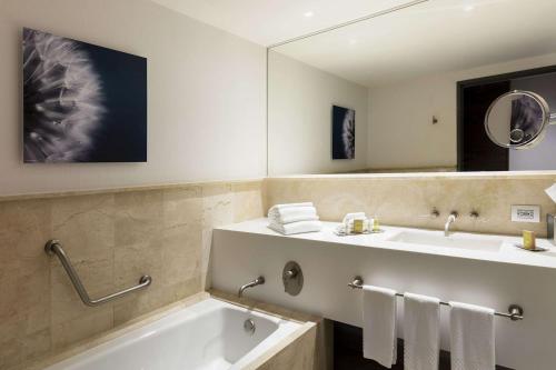 Koupelna v ubytování Doubletree By Hilton Mexico City Santa Fe