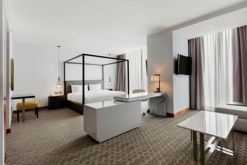 Postel nebo postele na pokoji v ubytování Doubletree By Hilton Mexico City Santa Fe