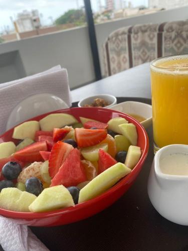 een fruitschaal op tafel naast een drankje bij Dream Place Trujillo in Trujillo