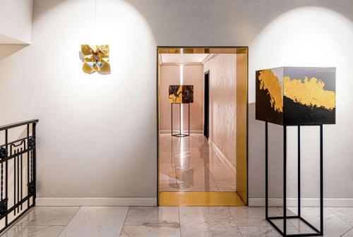 un pasillo con una puerta y una pintura en la pared en Umbral, Curio Collection By Hilton, en Ciudad de México