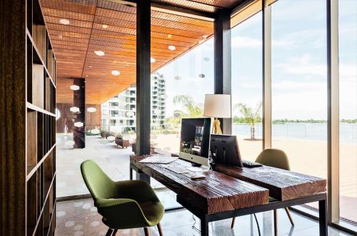 oficina con escritorio, ordenador y 2 sillas en Hampton By Hilton Montevideo Carrasco, en Montevideo