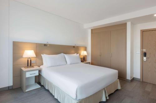Ένα ή περισσότερα κρεβάτια σε δωμάτιο στο DoubleTree by Hilton Mazatlan, SIN