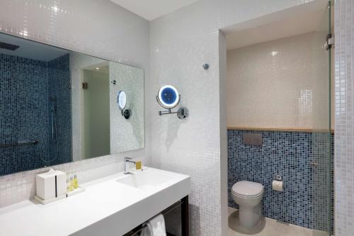 Ένα μπάνιο στο DoubleTree by Hilton Mazatlan, SIN
