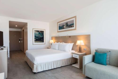 Ένα ή περισσότερα κρεβάτια σε δωμάτιο στο DoubleTree by Hilton Mazatlan, SIN