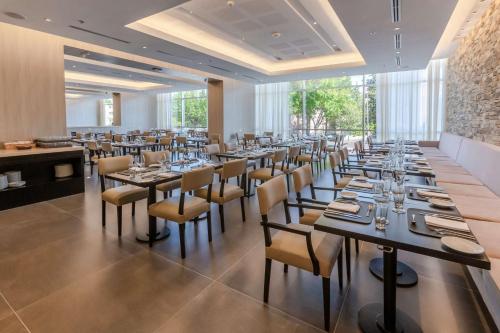 a large dining room with tables and chairs at Hilton Garden Inn Neuquen in Neuquén