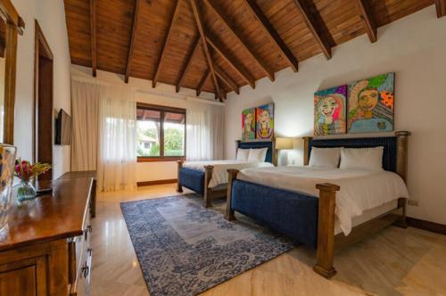 Un pat sau paturi într-o cameră la Sunny Vacation Villa No 74