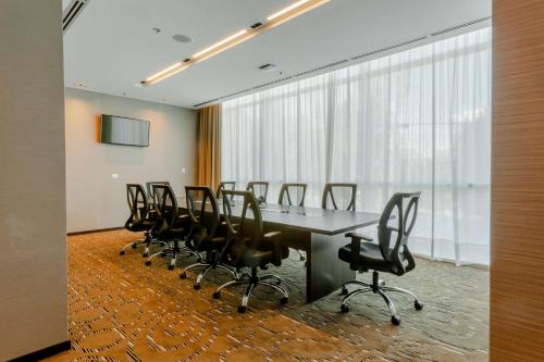 a conference room with a long table and chairs at Hilton Garden Inn Neuquen in Neuquén