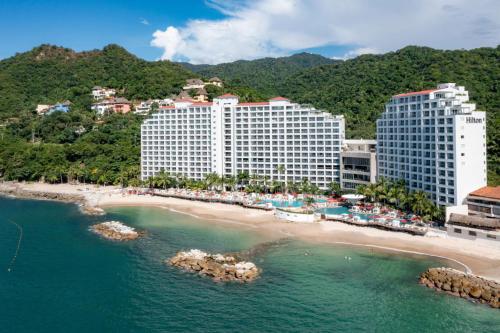 - une vue aérienne sur un complexe et une plage dans l'établissement Hilton Vallarta Riviera All-Inclusive Resort,Puerto Vallarta, à Puerto Vallarta